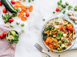 Într-o „farfurie sănătoasă”, mai mult de jumătate trebuie acoperită de legume și fructe.