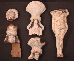 În timpul săpăturilor, arheologii au găsit figurinele unor zeite