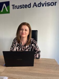 Ioana Arsenie are o experiență de peste 20 de ani în finanțe. Este strateg financiar, personal & business advisor și fondatoarea Programului De la Contabil la CFO.