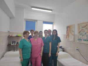 Echipa coordonată de dr. Simona Stănescu include trei asistente, care lucrează în baza de tratament, un kinetoterapeut, un maseur și o asistentă pe saloane