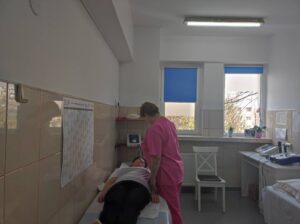 Medicul Simona Stănescu colaborează strâns cu pacienții săi pentru a găsi cele mai bune modalități prin care să-i ajute în recuperare