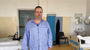 A doua zi după operație, pacientul a putut merge fără dificultate.