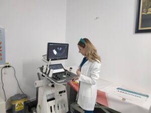 Cabinetul de Obstetrică- Ginecologie este dotat cu un ecograf de ultimă generație pe care medicul îl utilizează atât în diagnoza prenatală, cât și în cazul pacientelor cu ginecopatie