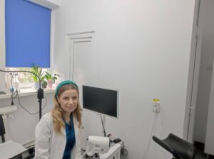 Dr. Mariana Stroe face în cabinet și colposcopii