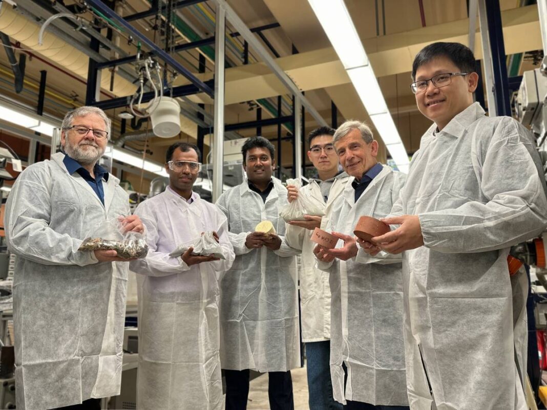 Echipa prof. Robert lucrează cu parteneri pentru a testa rezistența cărămizilor.