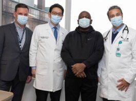 Rick Slayman, alături de salvatorii săi.