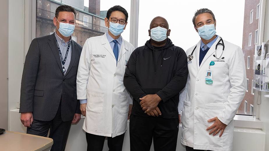 Rick Slayman, alături de salvatorii săi.