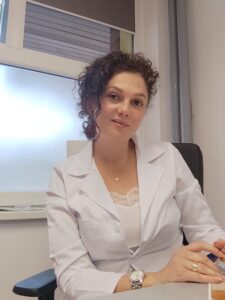 Dr. Sorina Dîngă Petrușan este medic specialist Recuperare, Medicină Fizică și Balneologie.