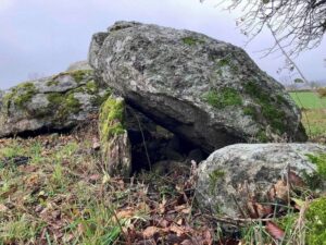 Mormânt de trecere neolitic la Karleby în Falbygden, Suedia