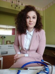 Dr. Sorina Dîngă Petrușan s-a specializat în Medicină Fizică și Recuperare