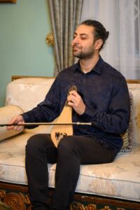 Feras învață să cânte la intrumente tradiționale pentru a înțelege și mai bine cultura unor popoare. 