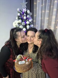 Alessia își iubește foarte mult familia. Aici este alături de mama sa și de sora sa