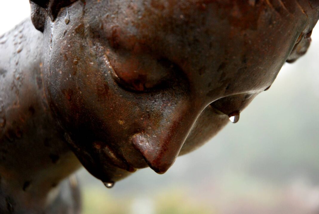 Lacrimi statuie