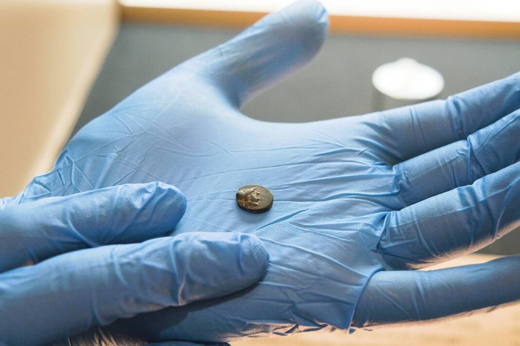 Moneda este puțin mai mare decât o unghie