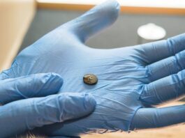 Moneda este puțin mai mare decât o unghie