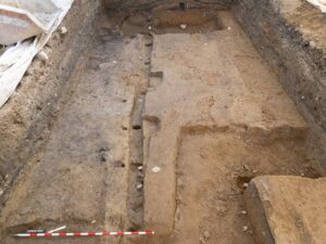 Rămășițe ale zidului din lemn și pământ din cea mai veche tabără de trupe de la Vindonissa. Găuri pentru stâlpi apar la intervale regulate, marcând locul unde se aflau odinioară stâlpi de lemn