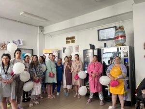 Moașele pot ajuta femeile să treacă mai ușpr peste graviditate, naștere și lăuzie